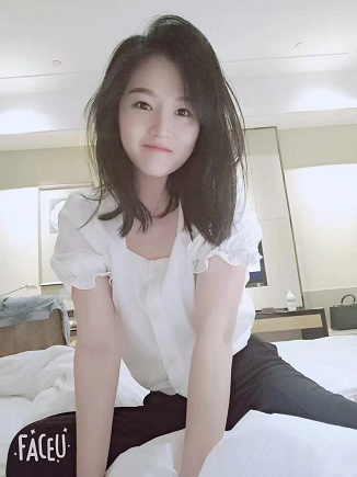 可可小妹身材小性感